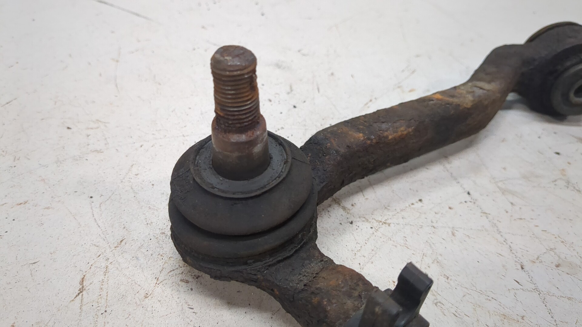 Рычаг передний левый