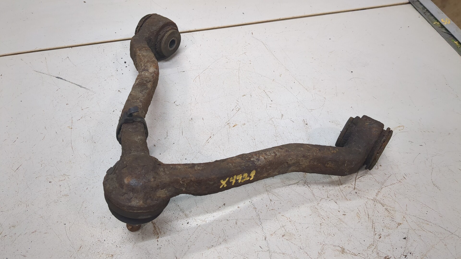 Рычаг передний левый