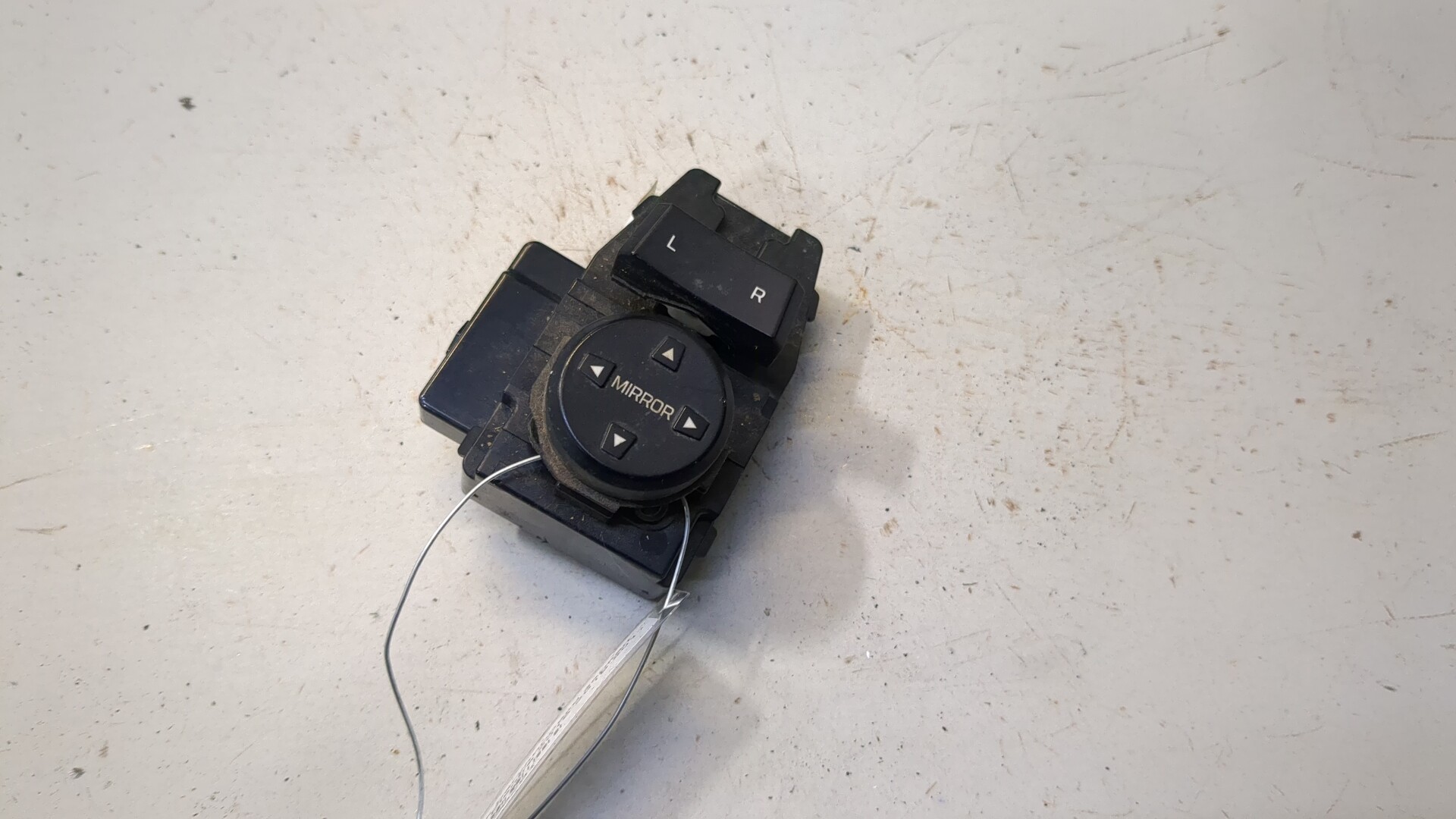 Кнопка регулировки зеркала