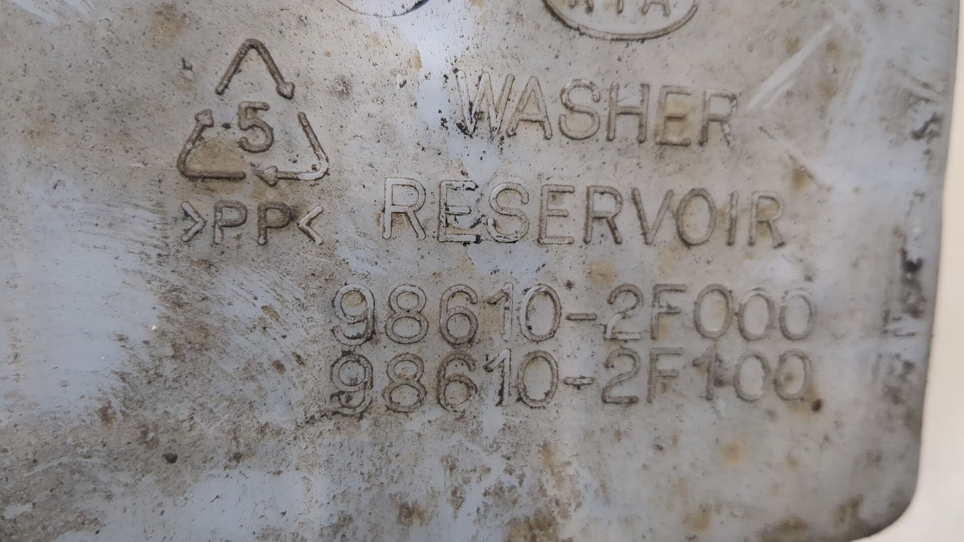 Бачок омывателя лобового стекла