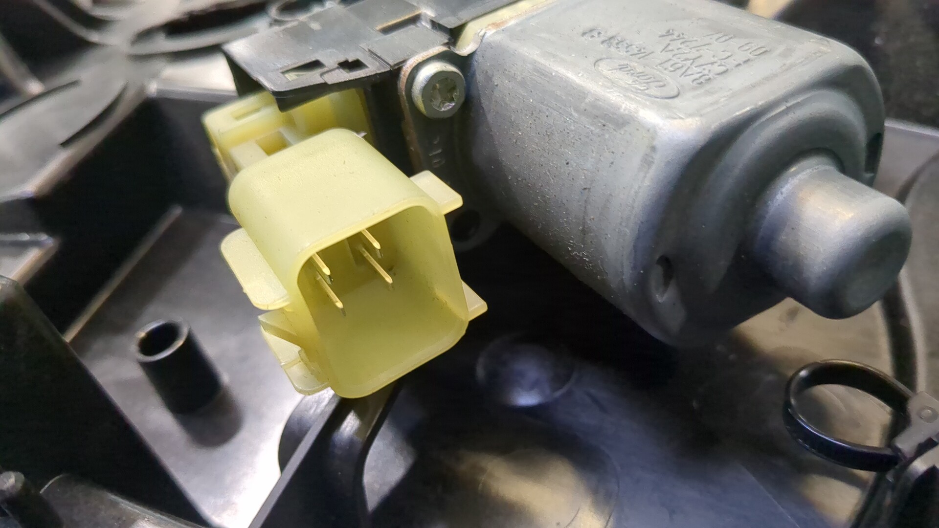 Стеклоподъемник электр. передний правый