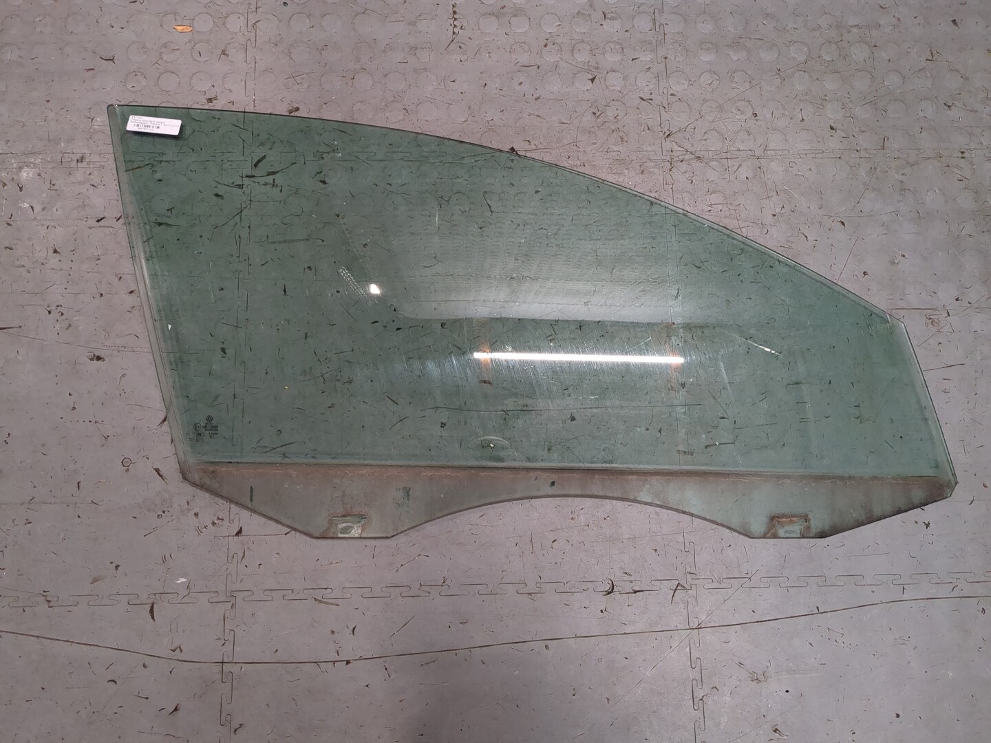 Стекло двери передней правой