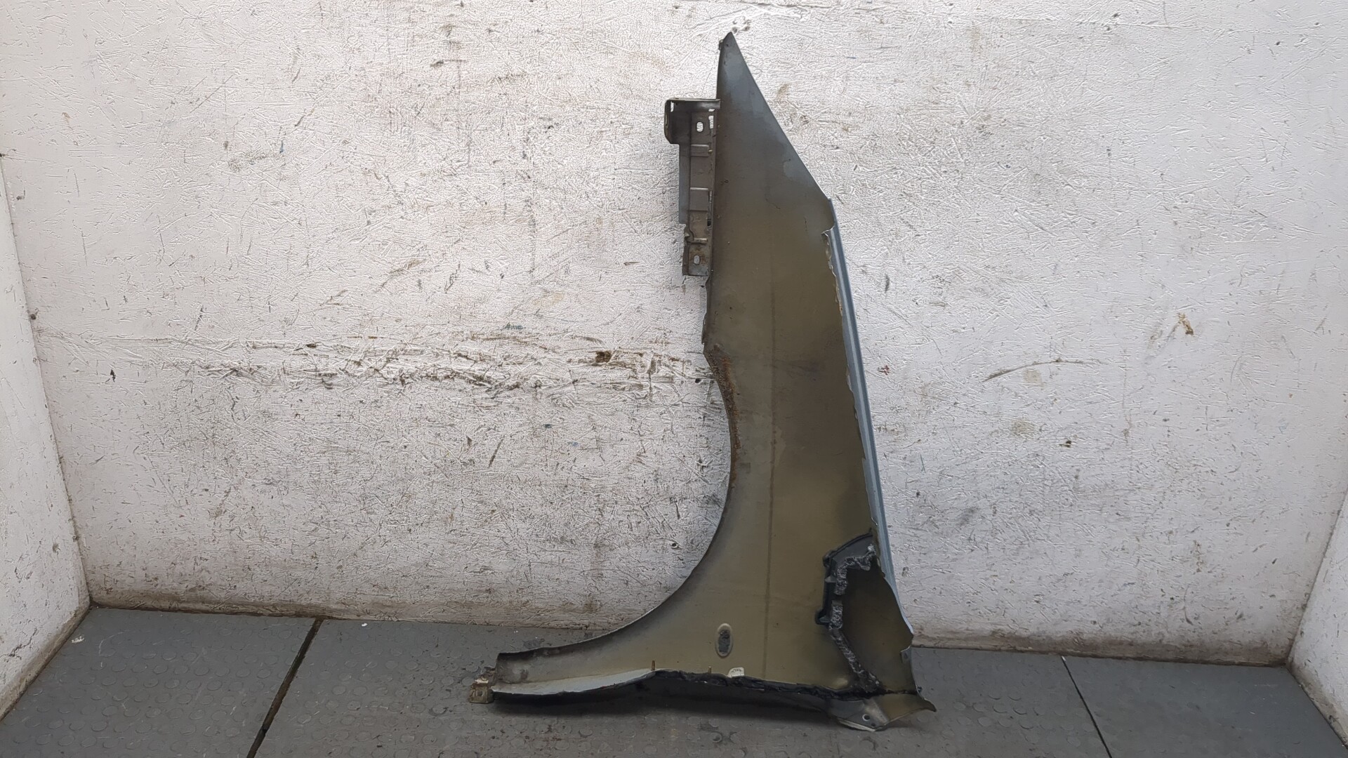 Крыло переднее правое