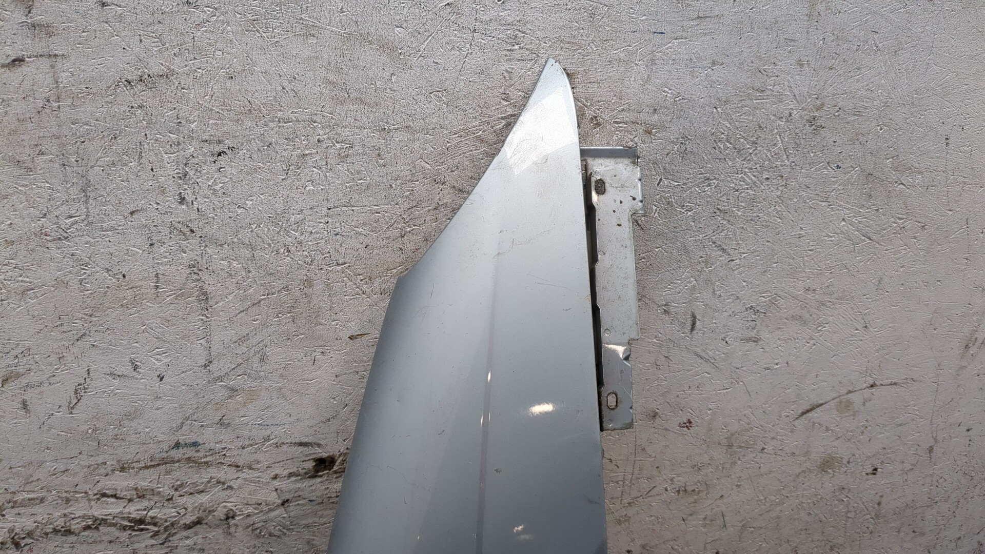 Крыло переднее правое