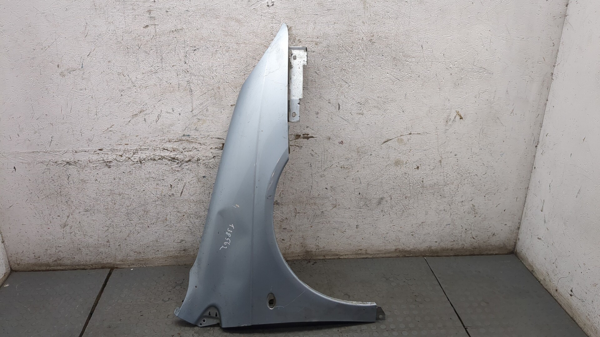 Крыло переднее правое
