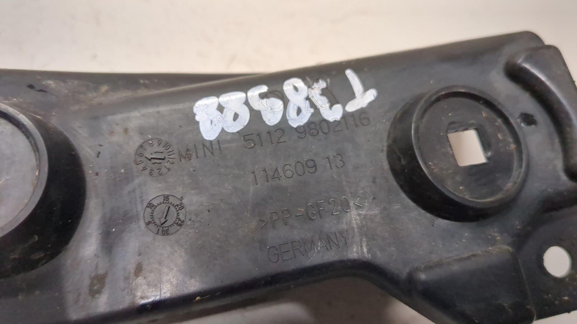 Кронштейн заднего бампера правый