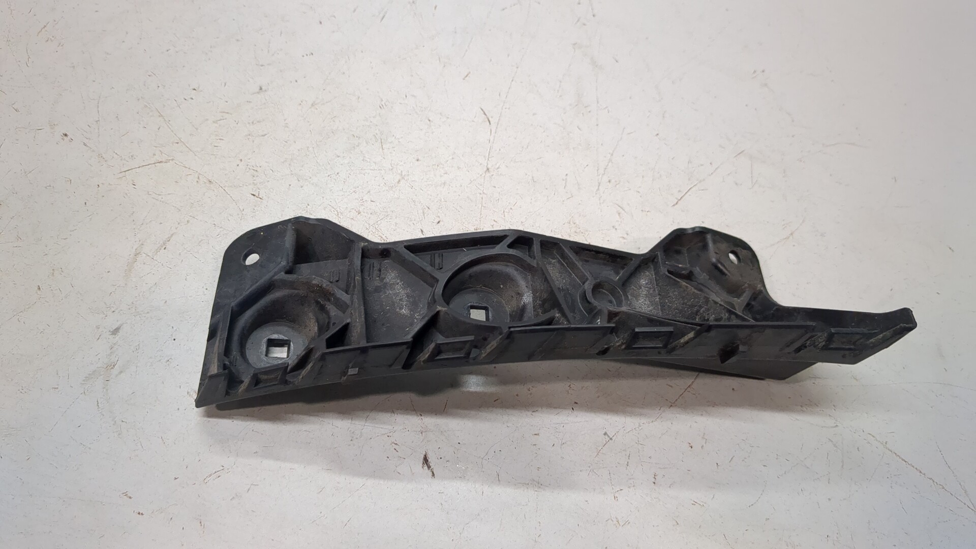 Кронштейн заднего бампера правый