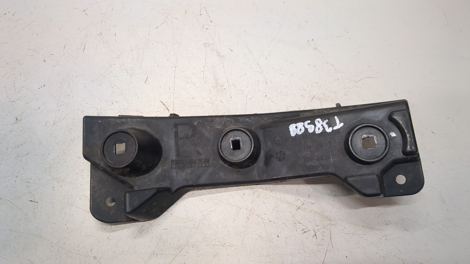 Кронштейн заднего бампера правый