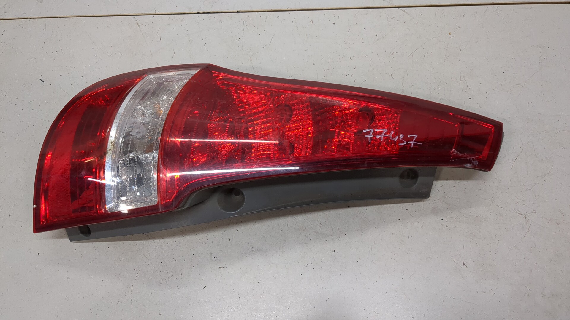 Фонарь задний левый