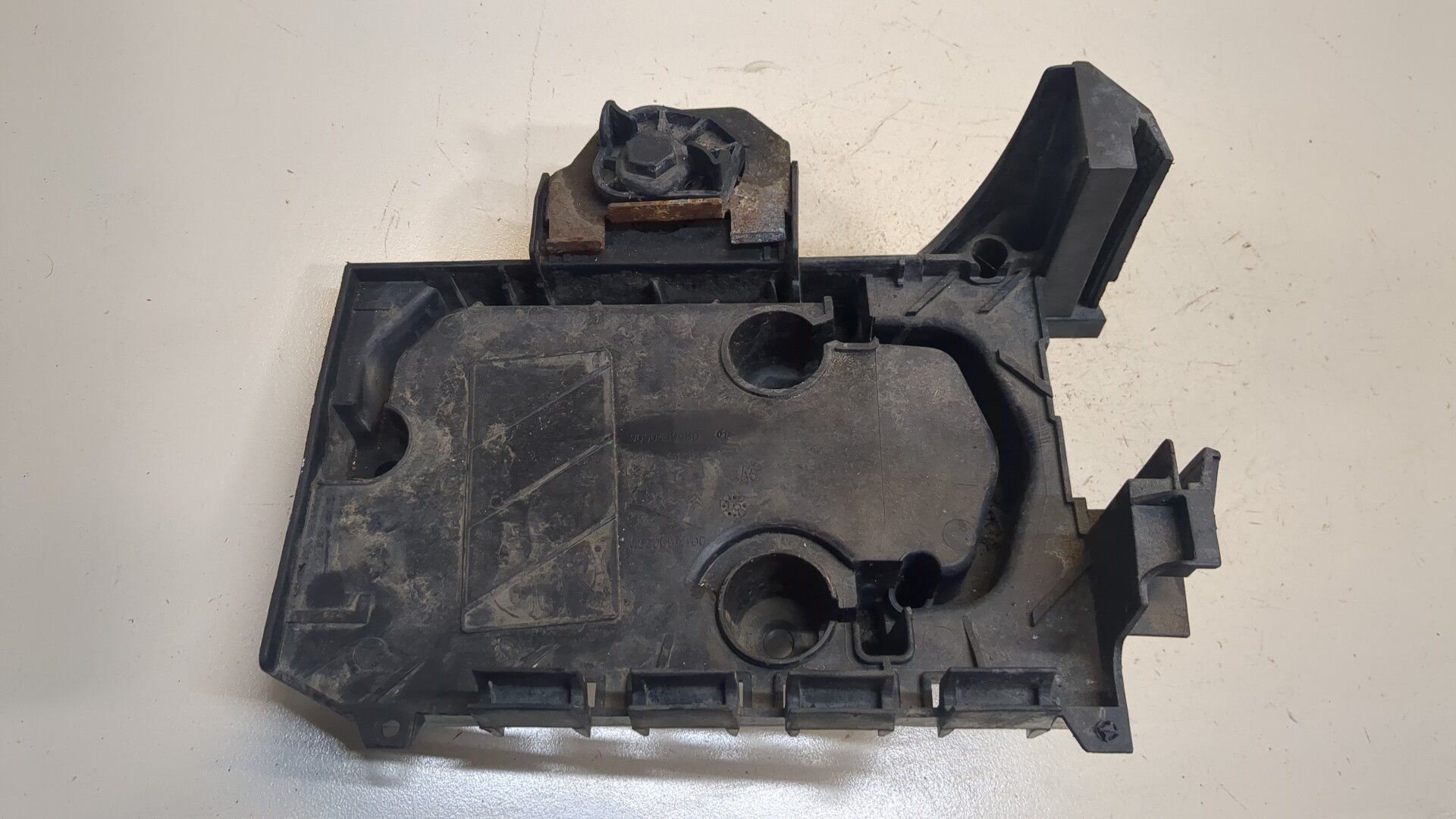 Площадка под аккумулятор (АКБ)