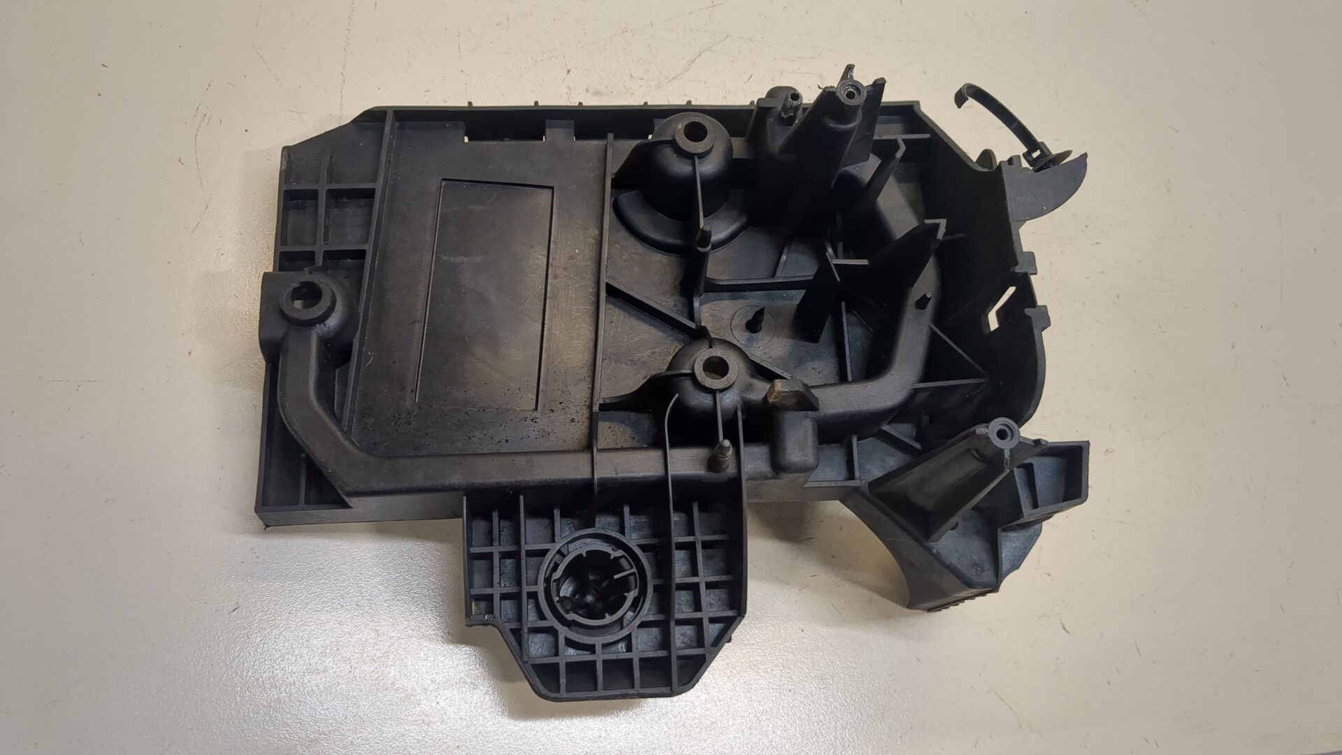 Площадка под аккумулятор (АКБ)