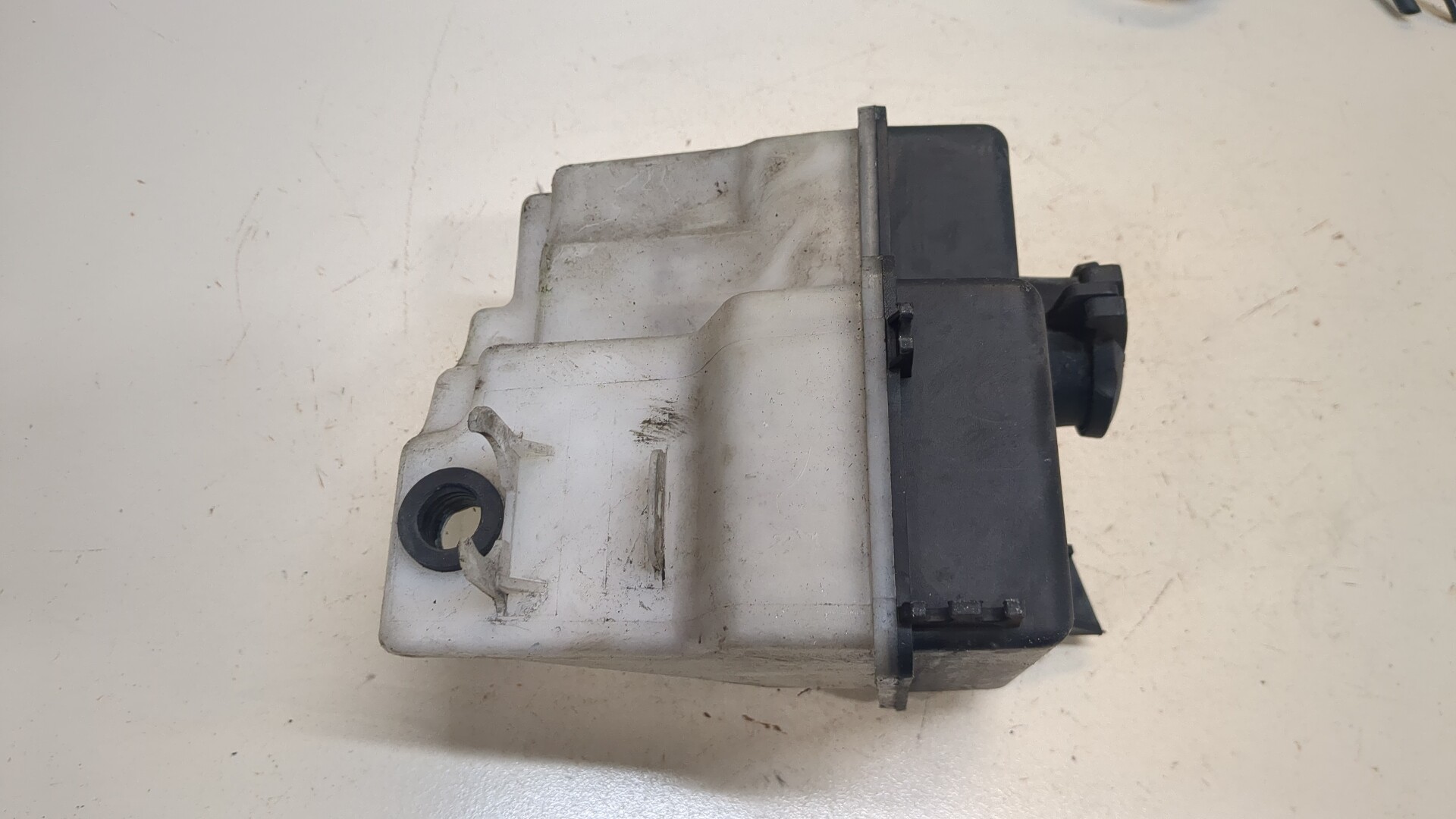 Бачок омывателя лобового стекла