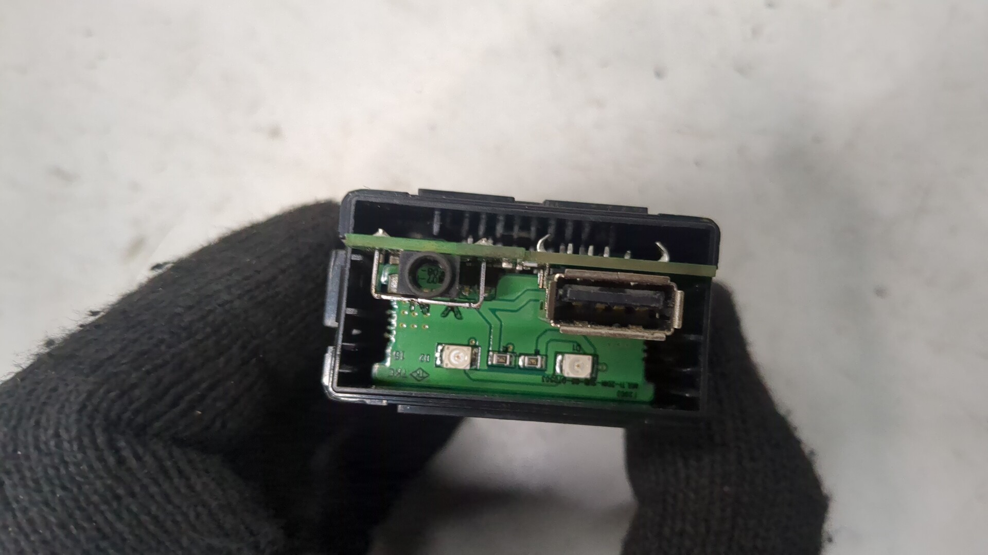 Гнездо AUX / USB IN