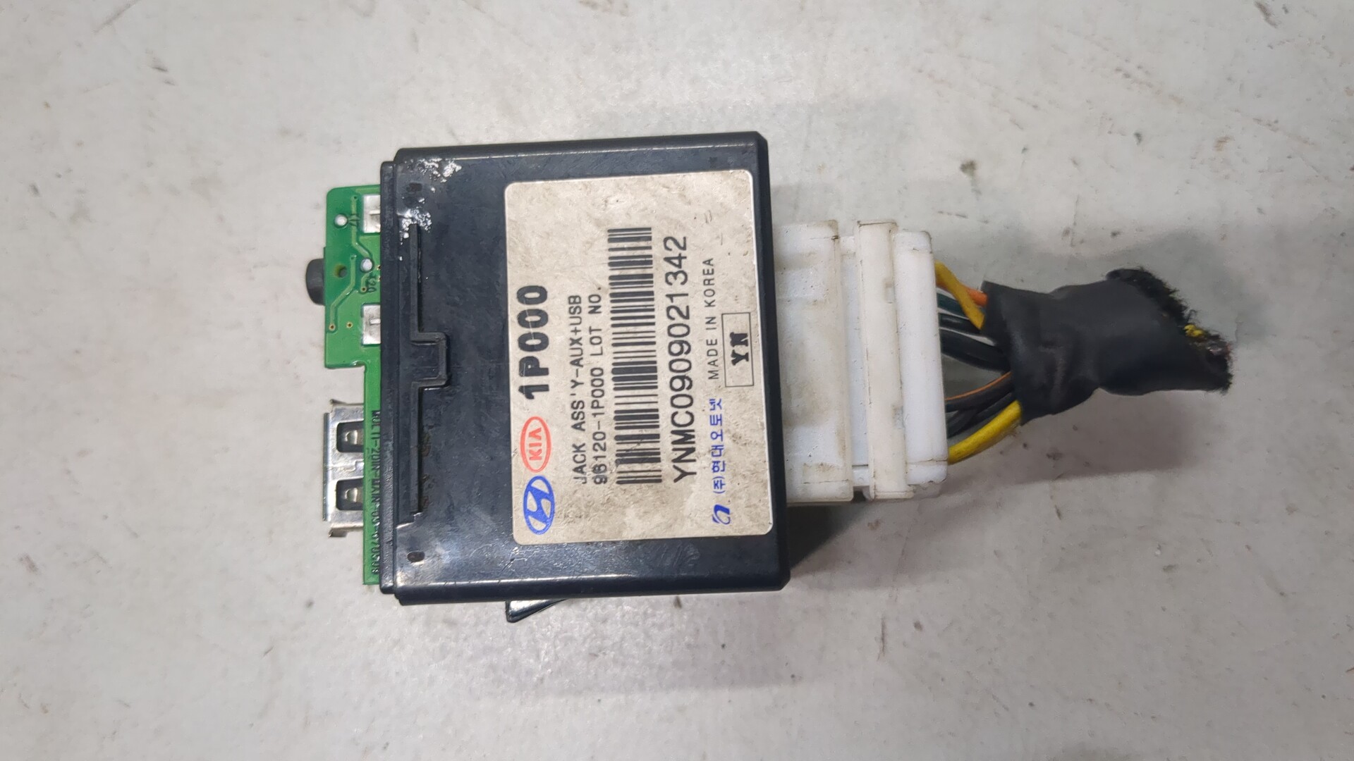 Гнездо AUX / USB IN