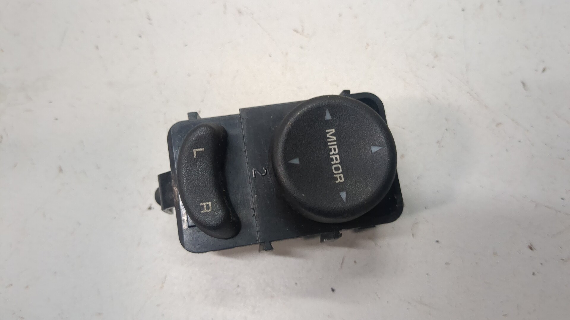 Кнопка регулировки зеркала