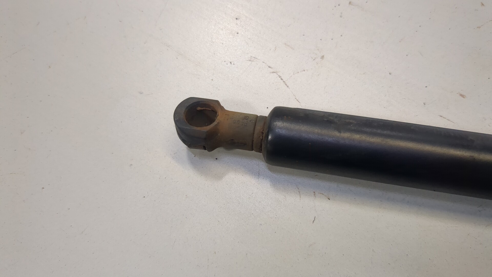 Амортизатор крышки багажника