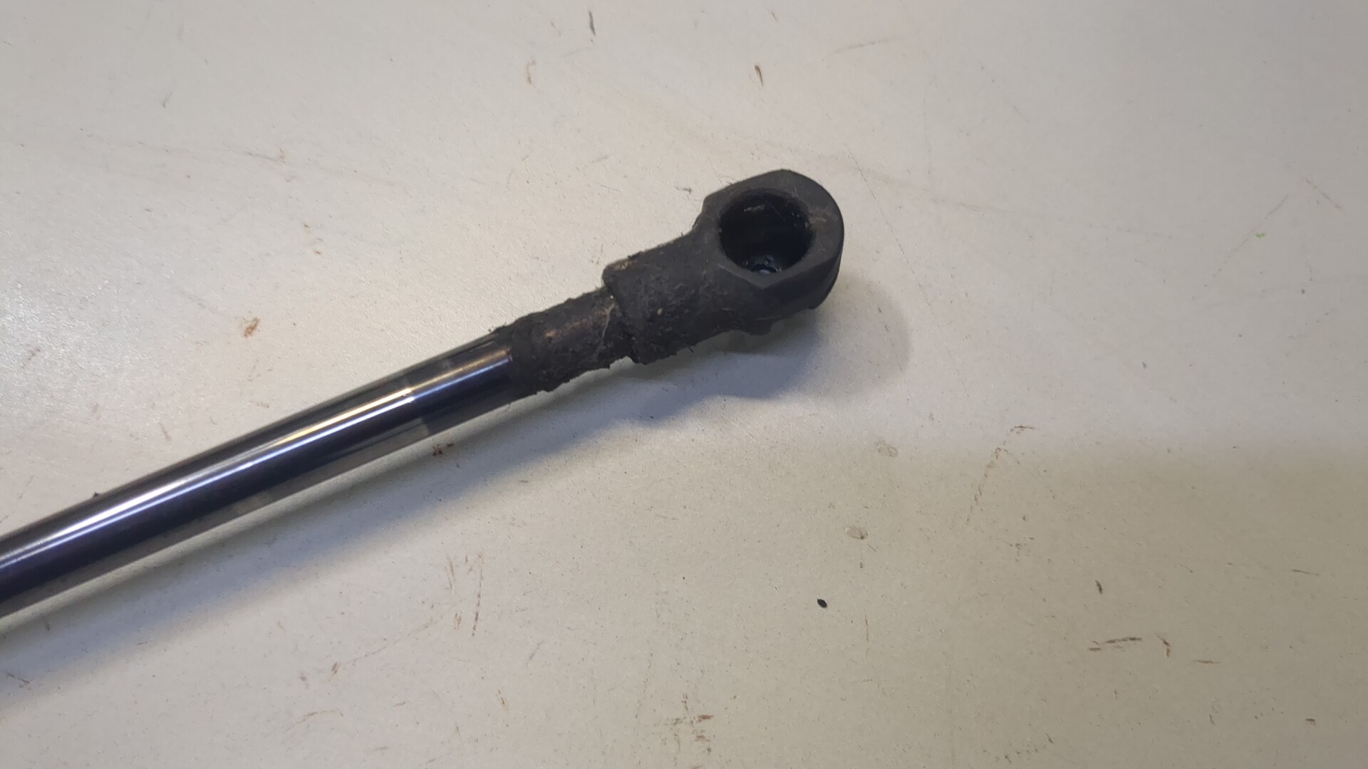 Амортизатор крышки багажника