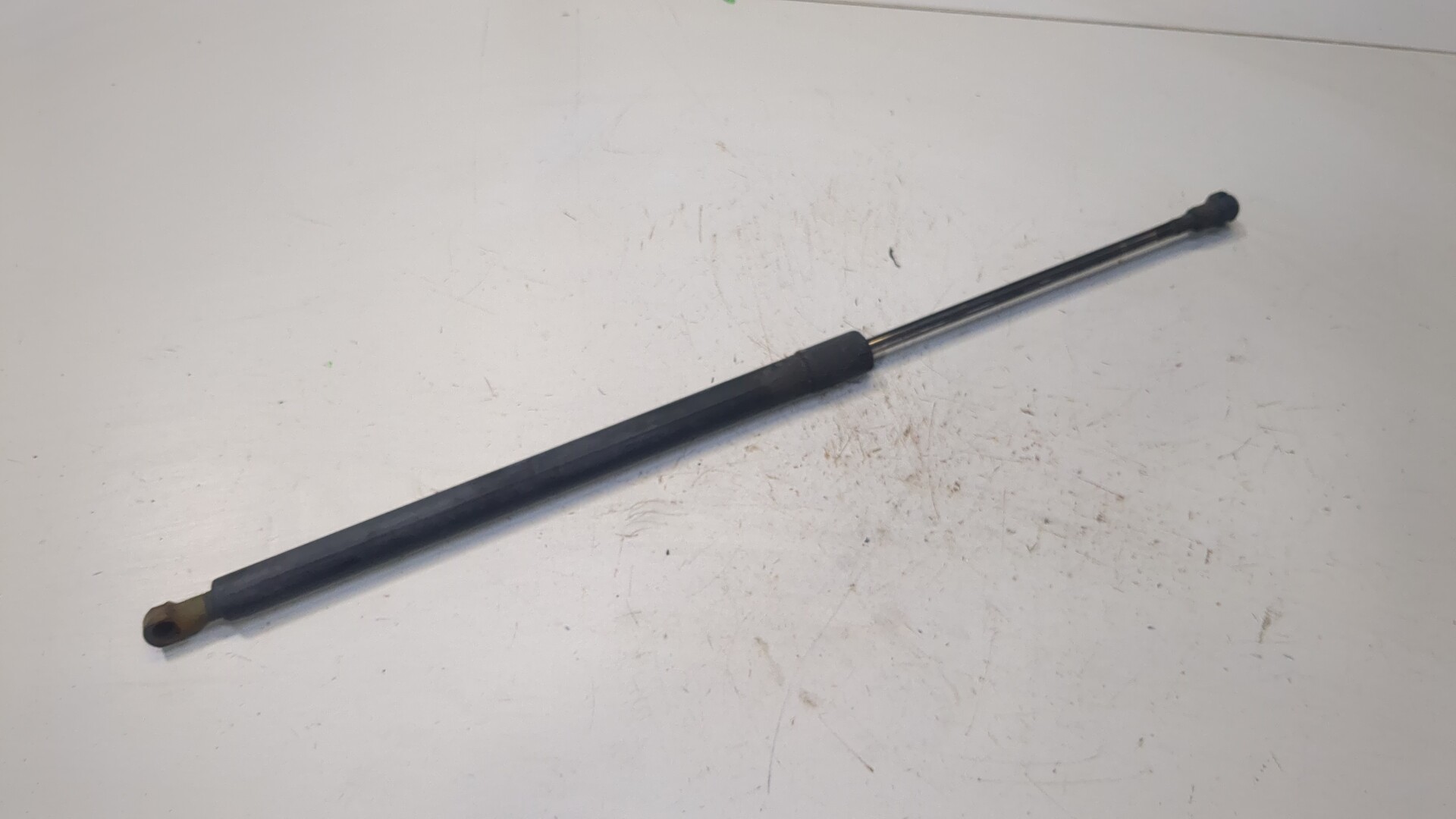 Амортизатор крышки багажника