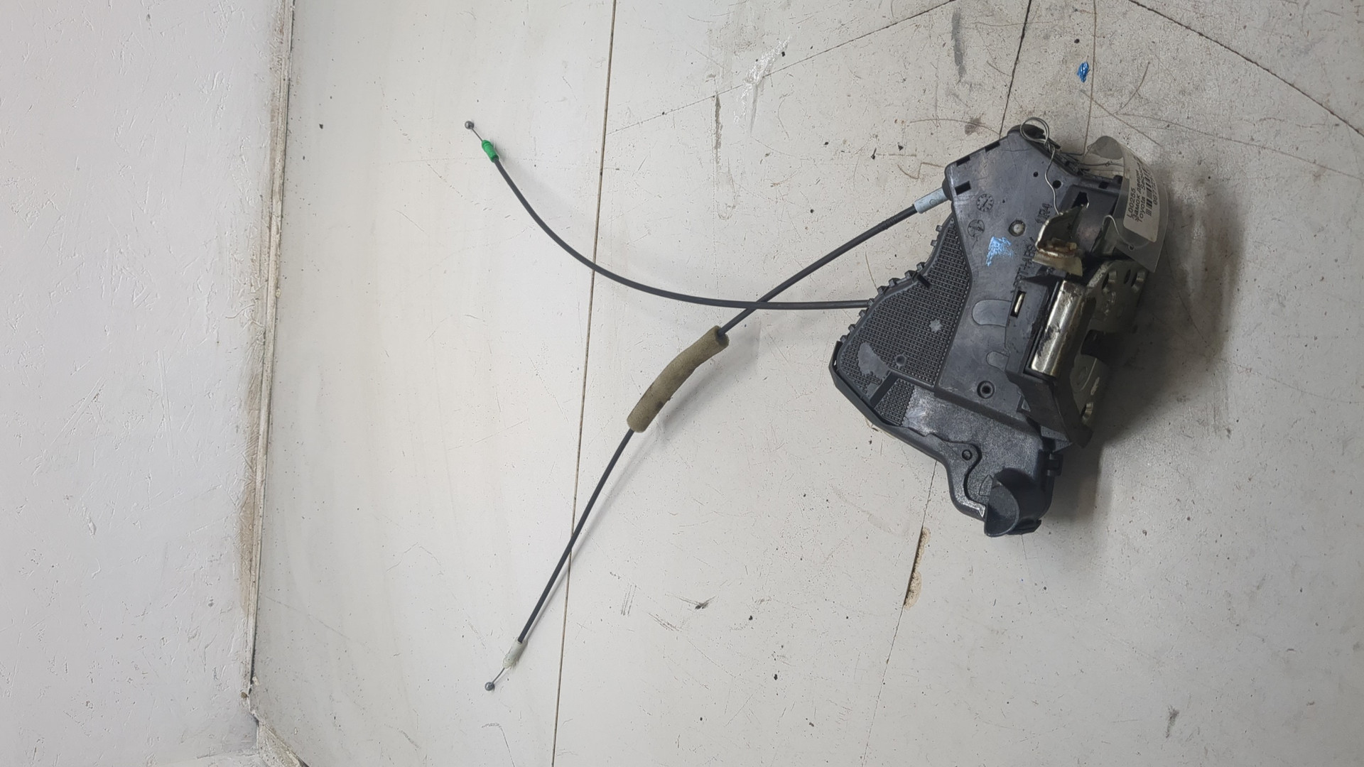 Замок двери передней правой