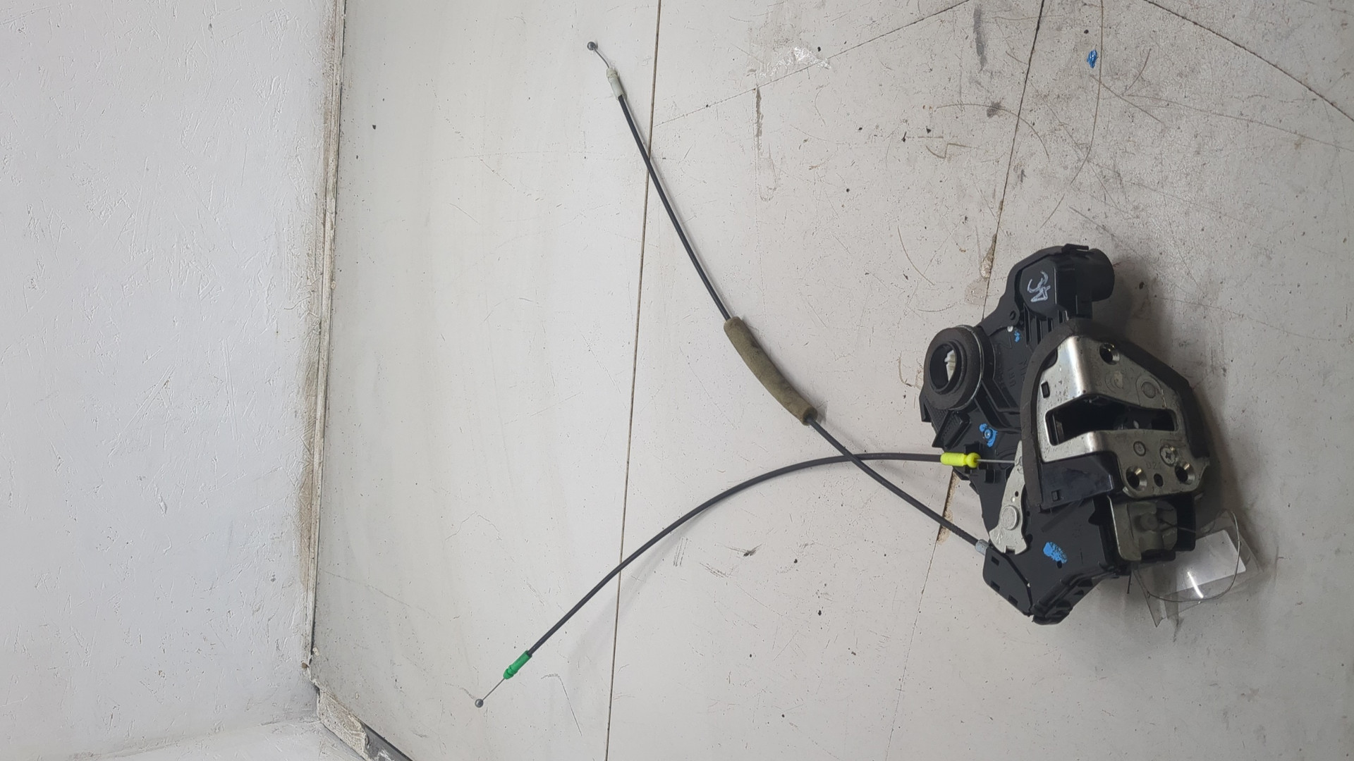 Замок двери передней правой