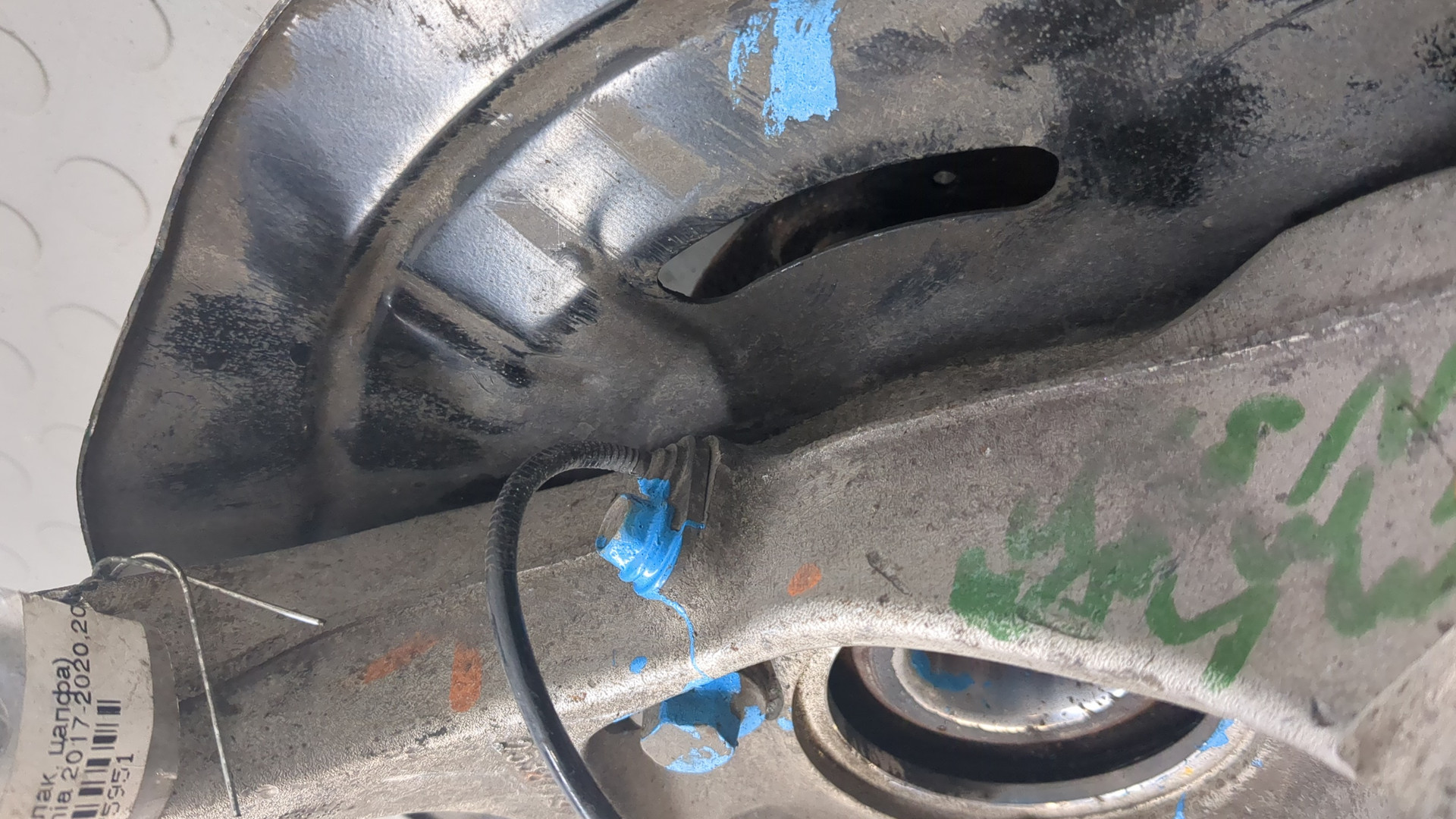 Кулак поворотный передний левый