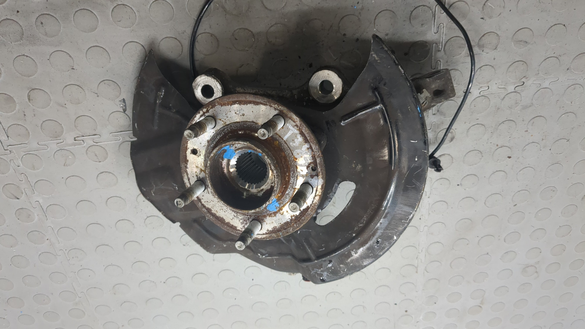 Кулак поворотный передний левый