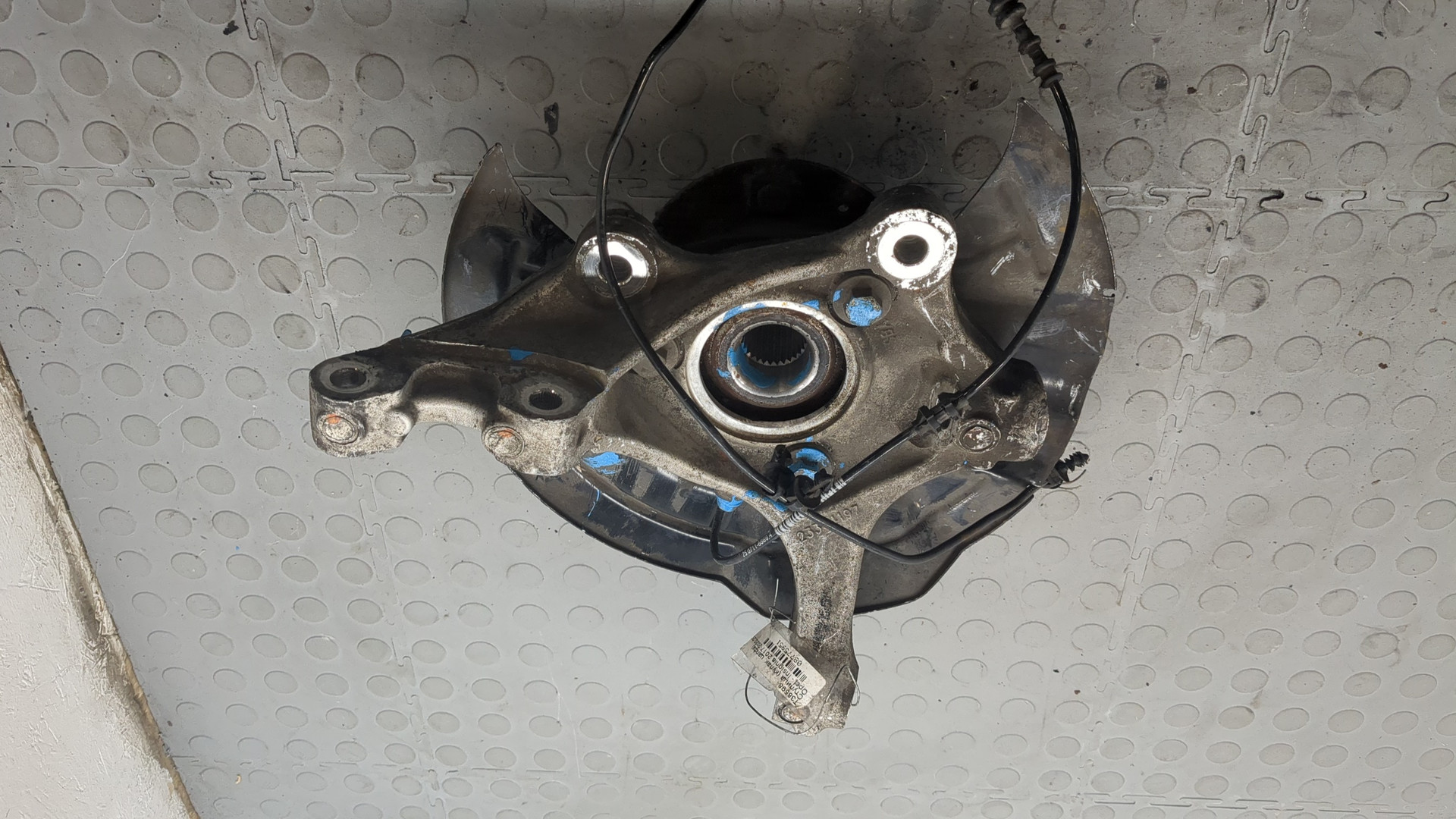 Кулак поворотный передний левый