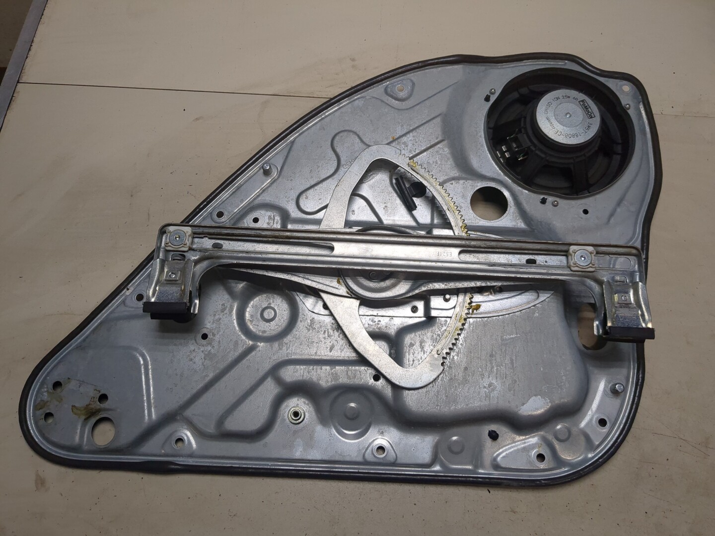 Стеклоподъемник электр. задний левый