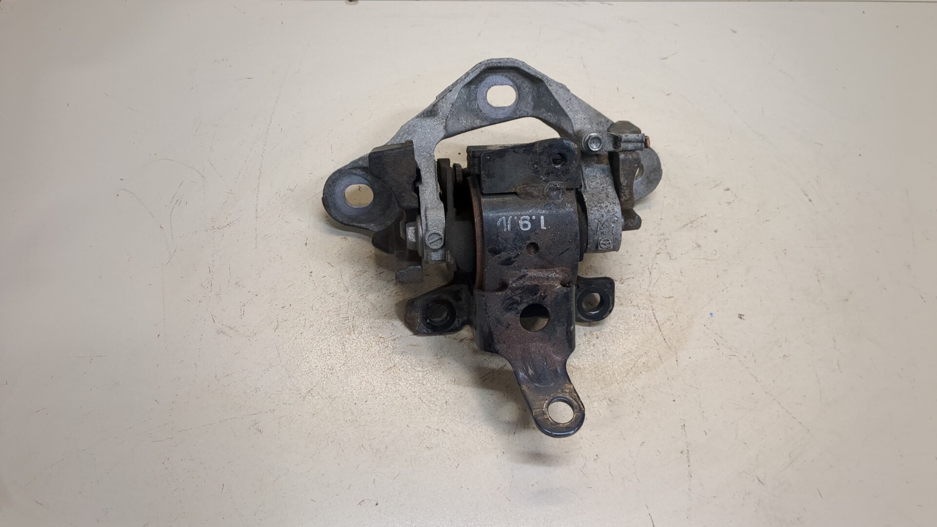 Опора двигателя левая