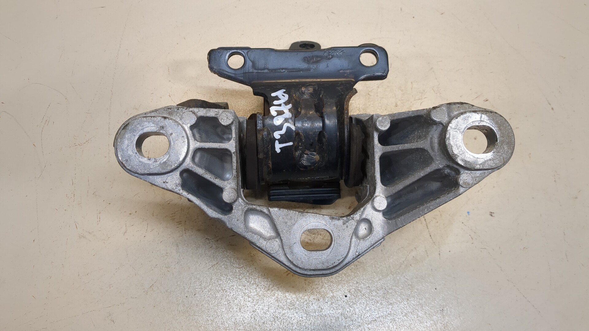 Опора двигателя левая