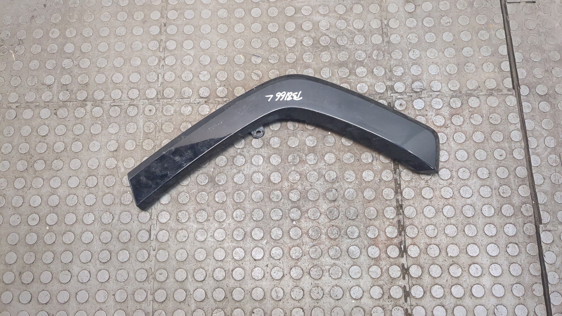 Накладка переднего крыла левого