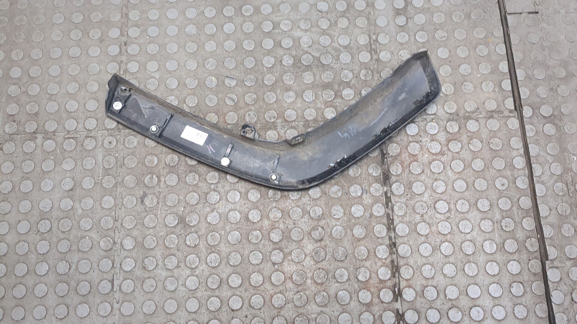 Накладка переднего крыла левого