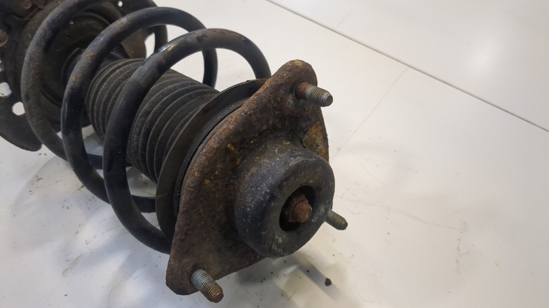 Амортизатор передний левый