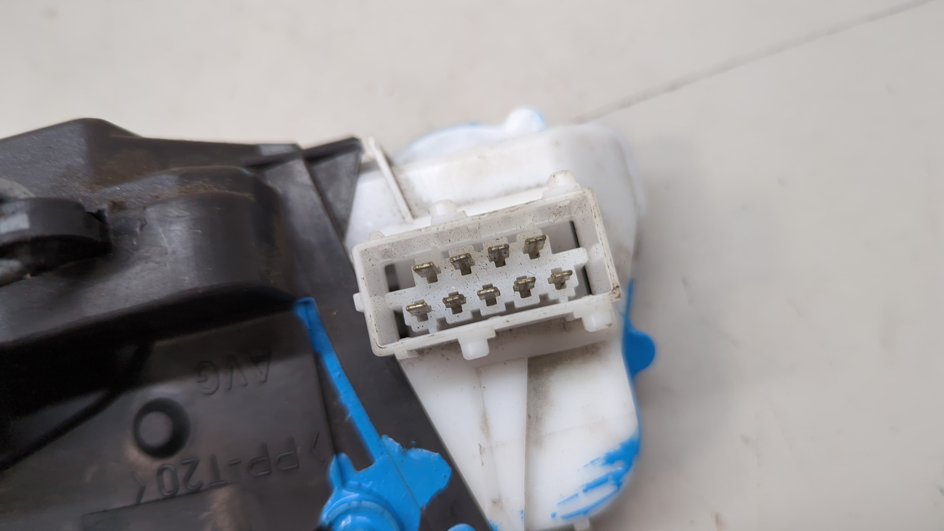 Замок двери передней левой