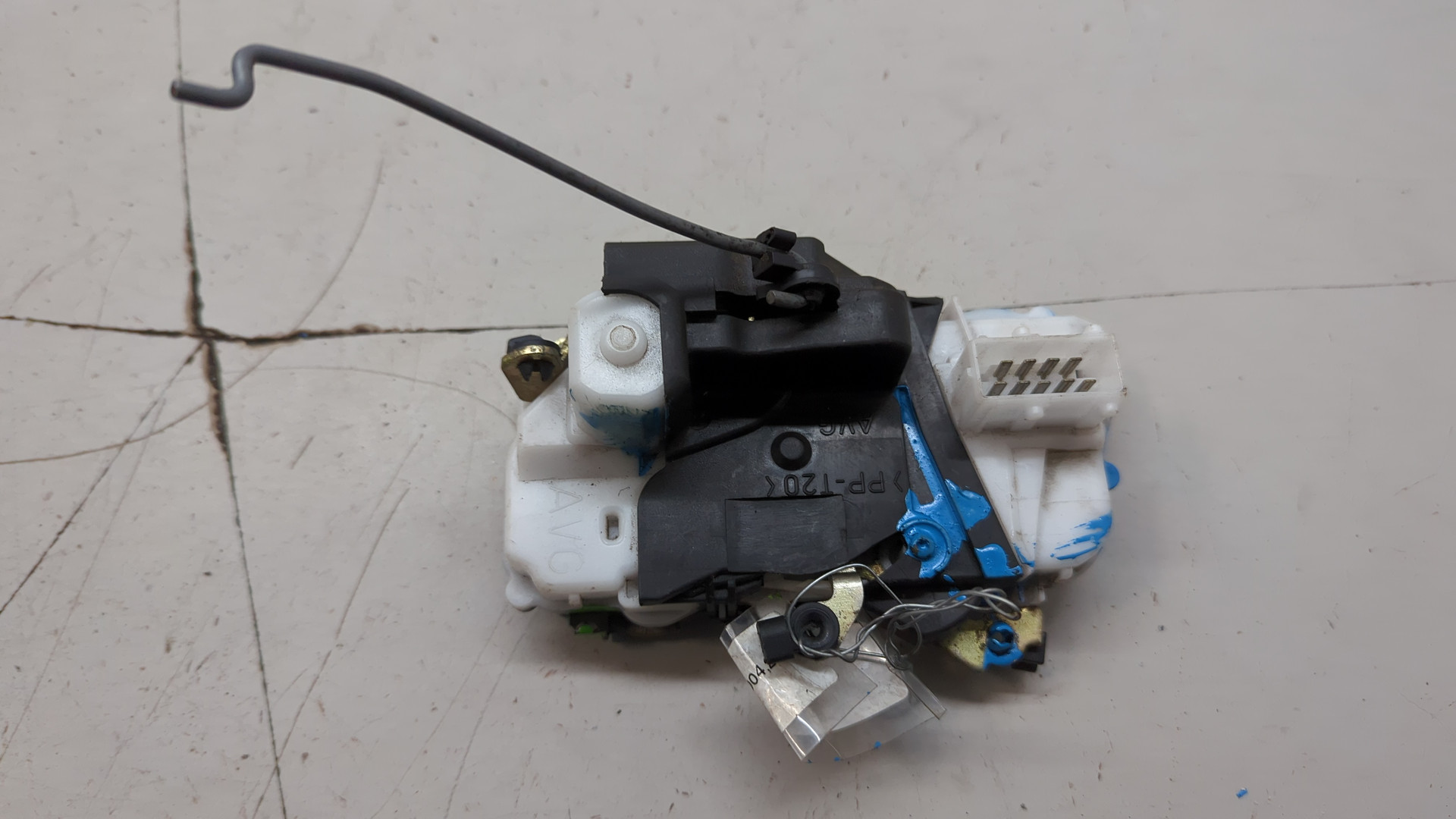 Замок двери передней левой