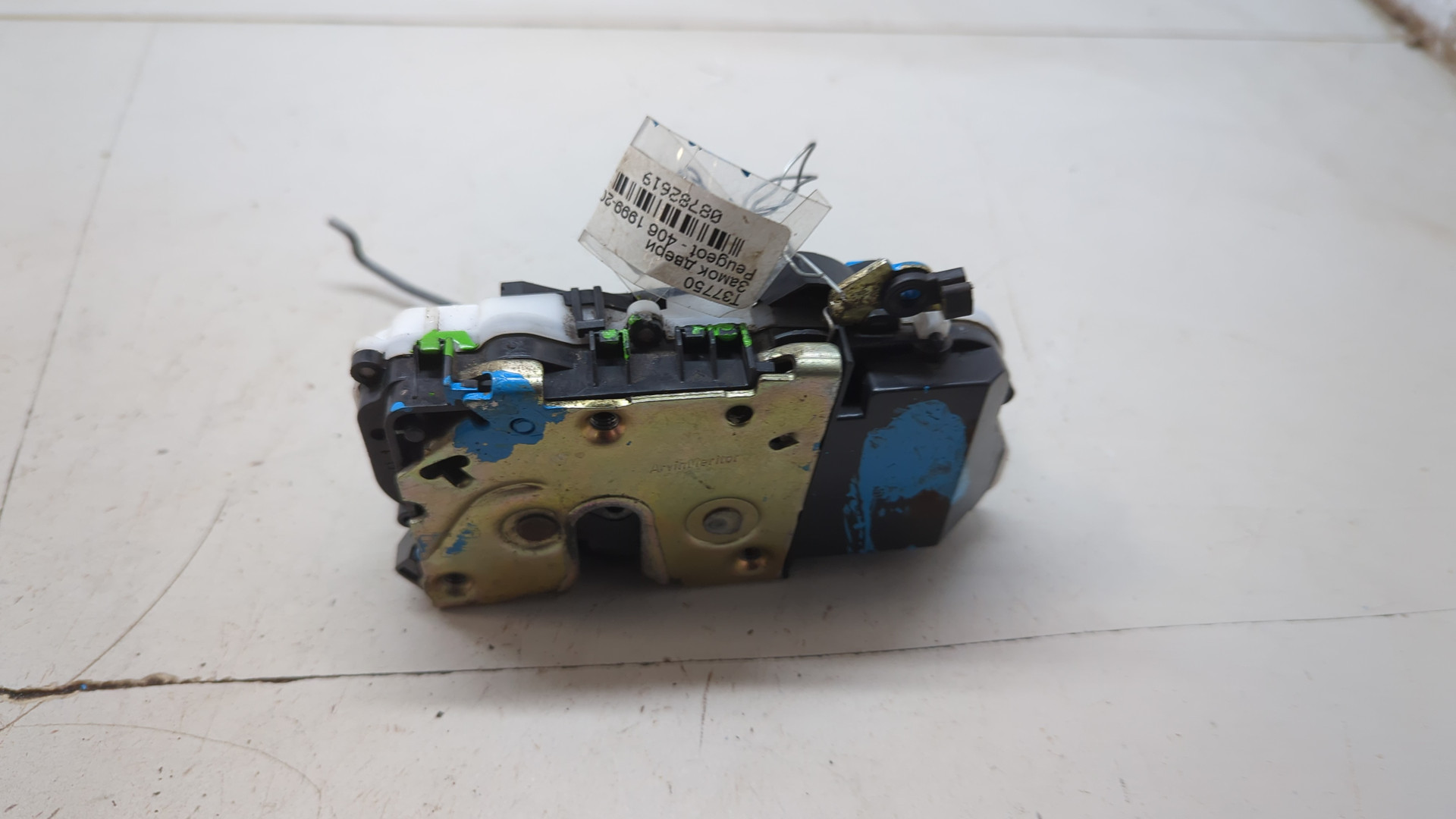 Замок двери передней левой