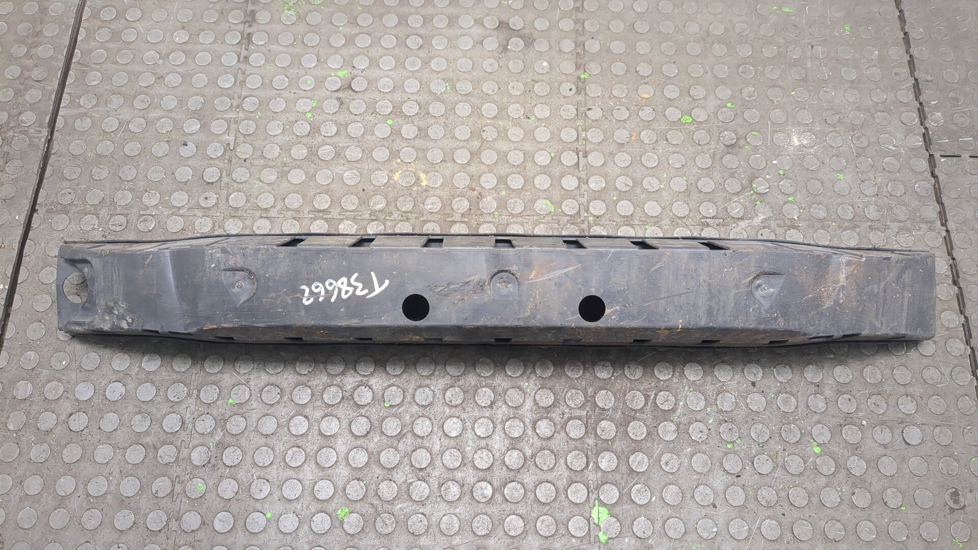 Усилитель переднего бампера