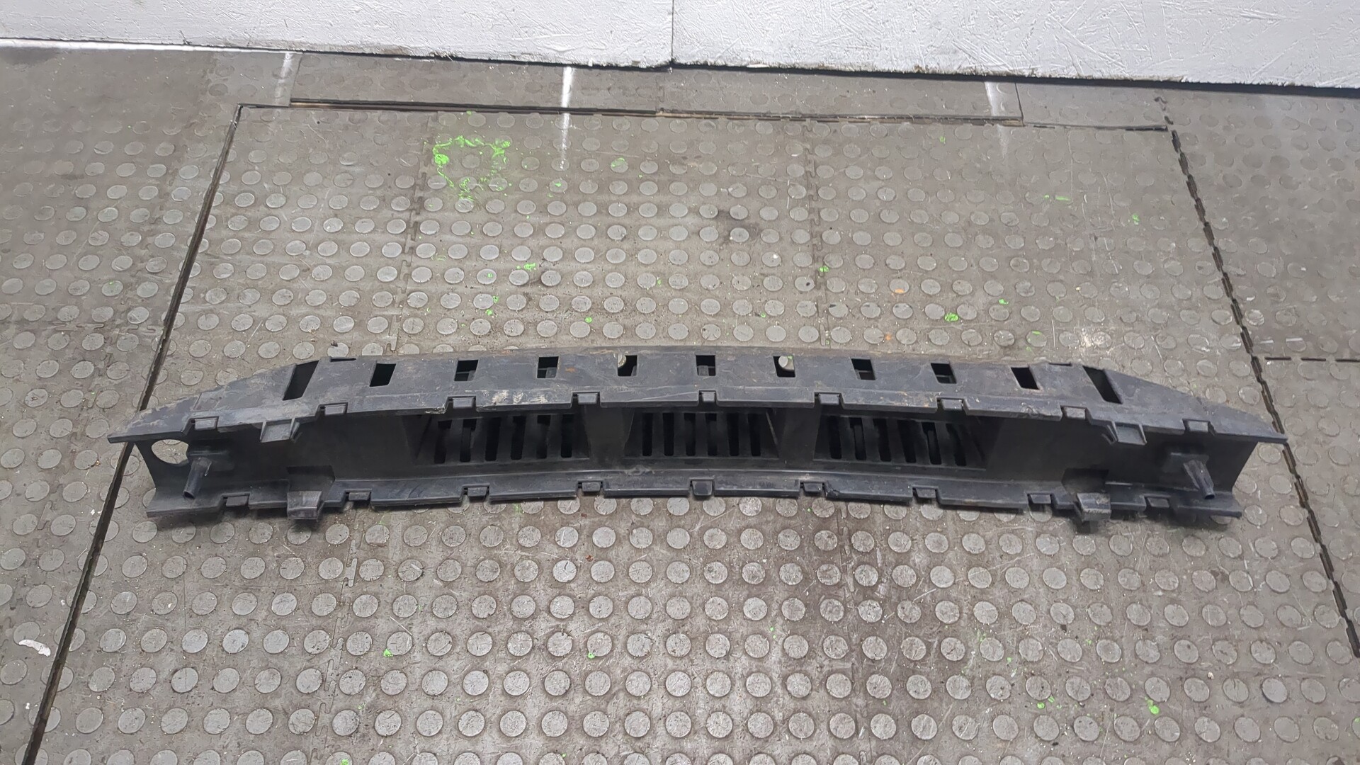 Усилитель переднего бампера