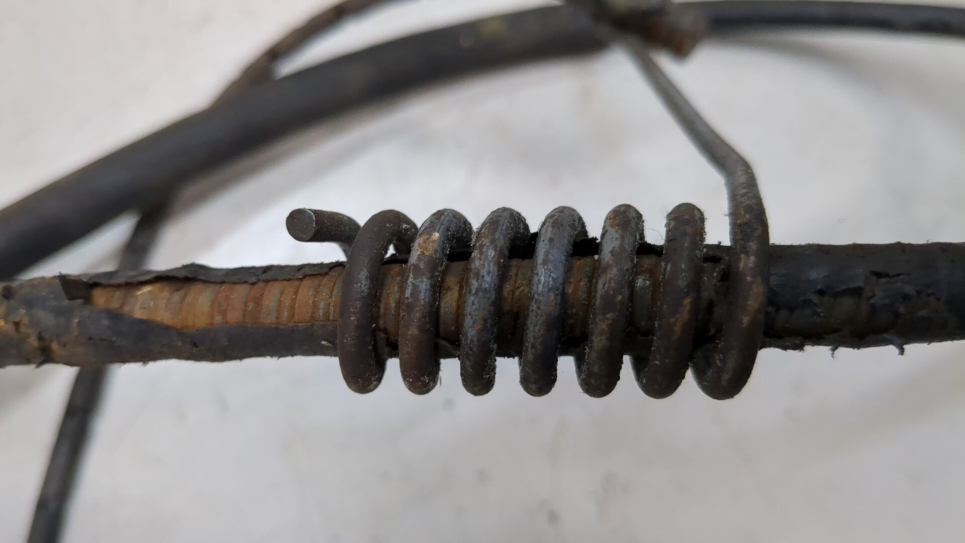 Трос стояночного тормоза