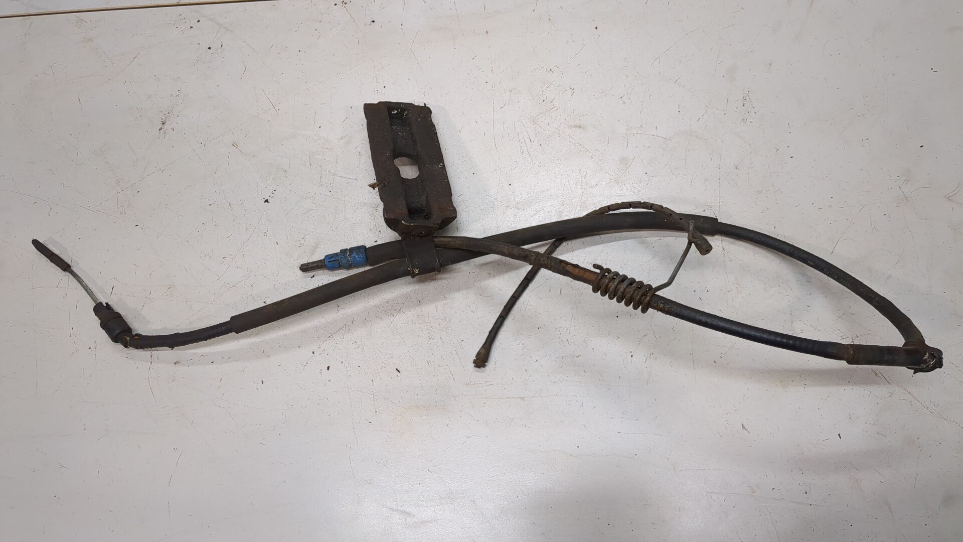 Трос стояночного тормоза