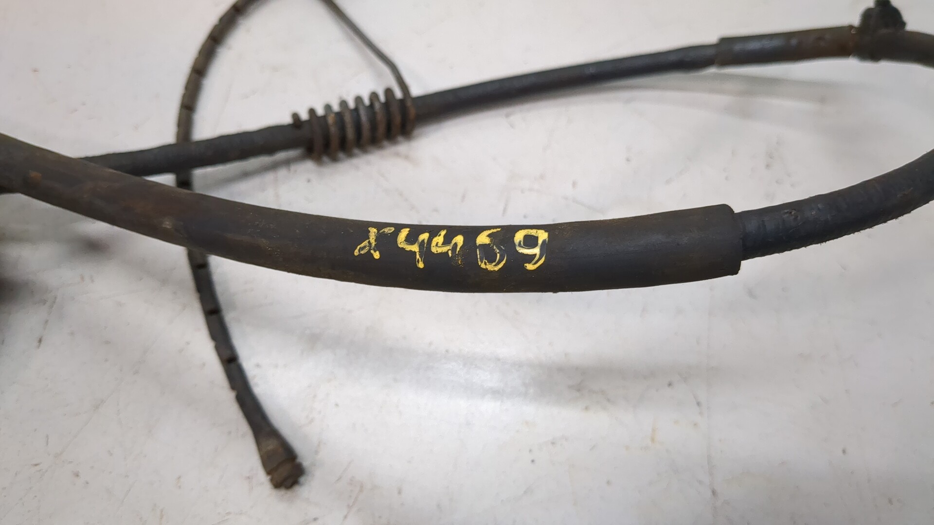 Трос стояночного тормоза