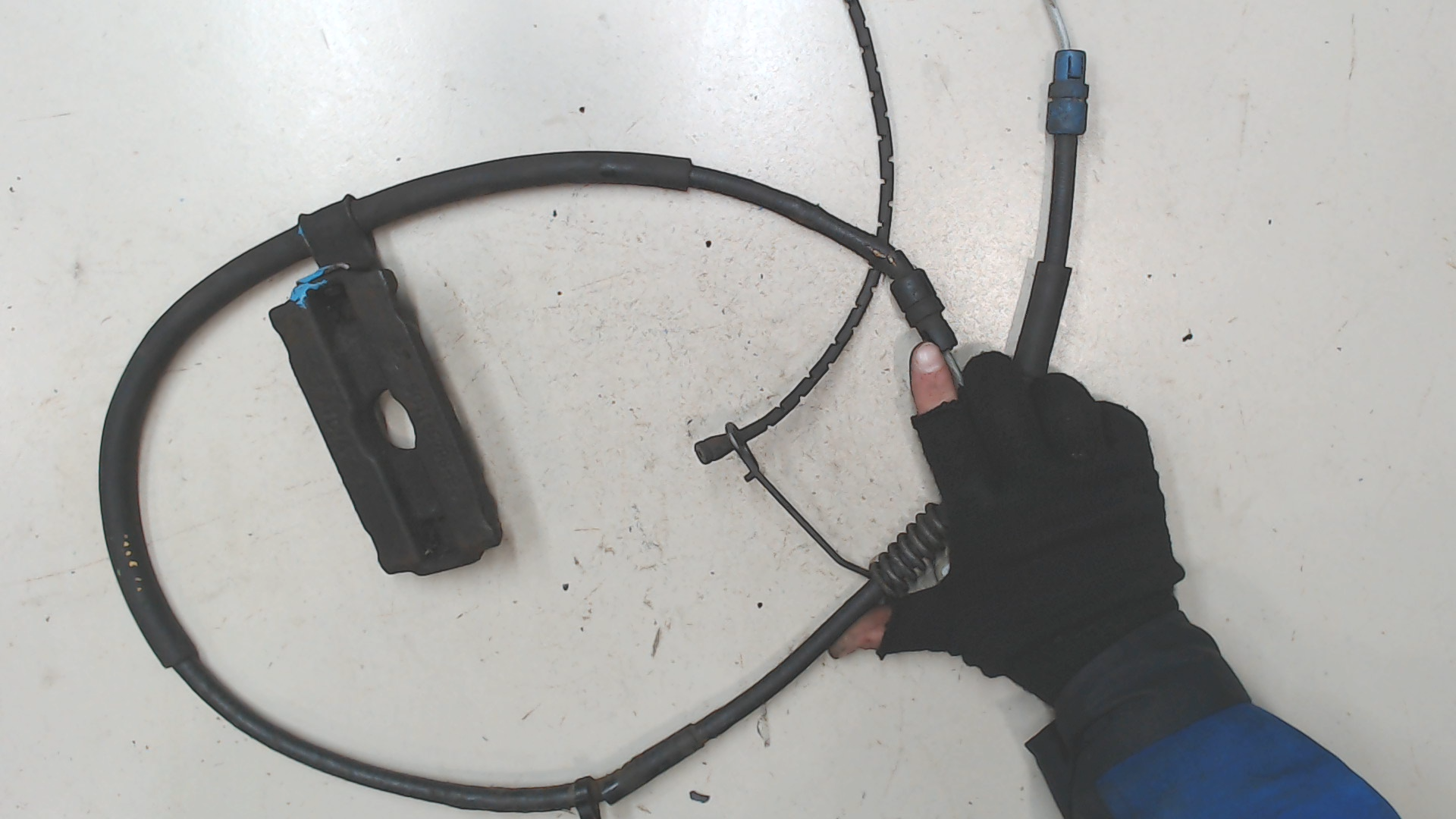 Трос стояночного тормоза