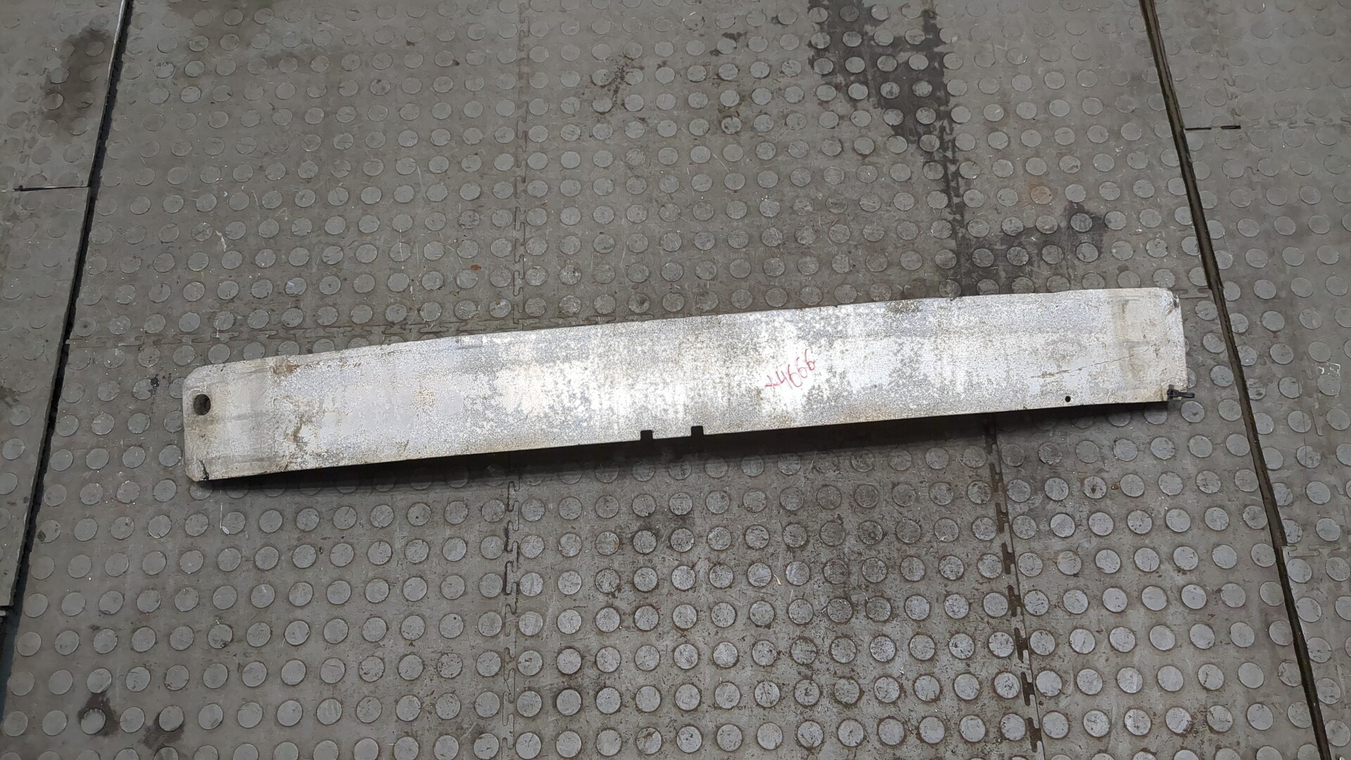 Усилитель переднего бампера