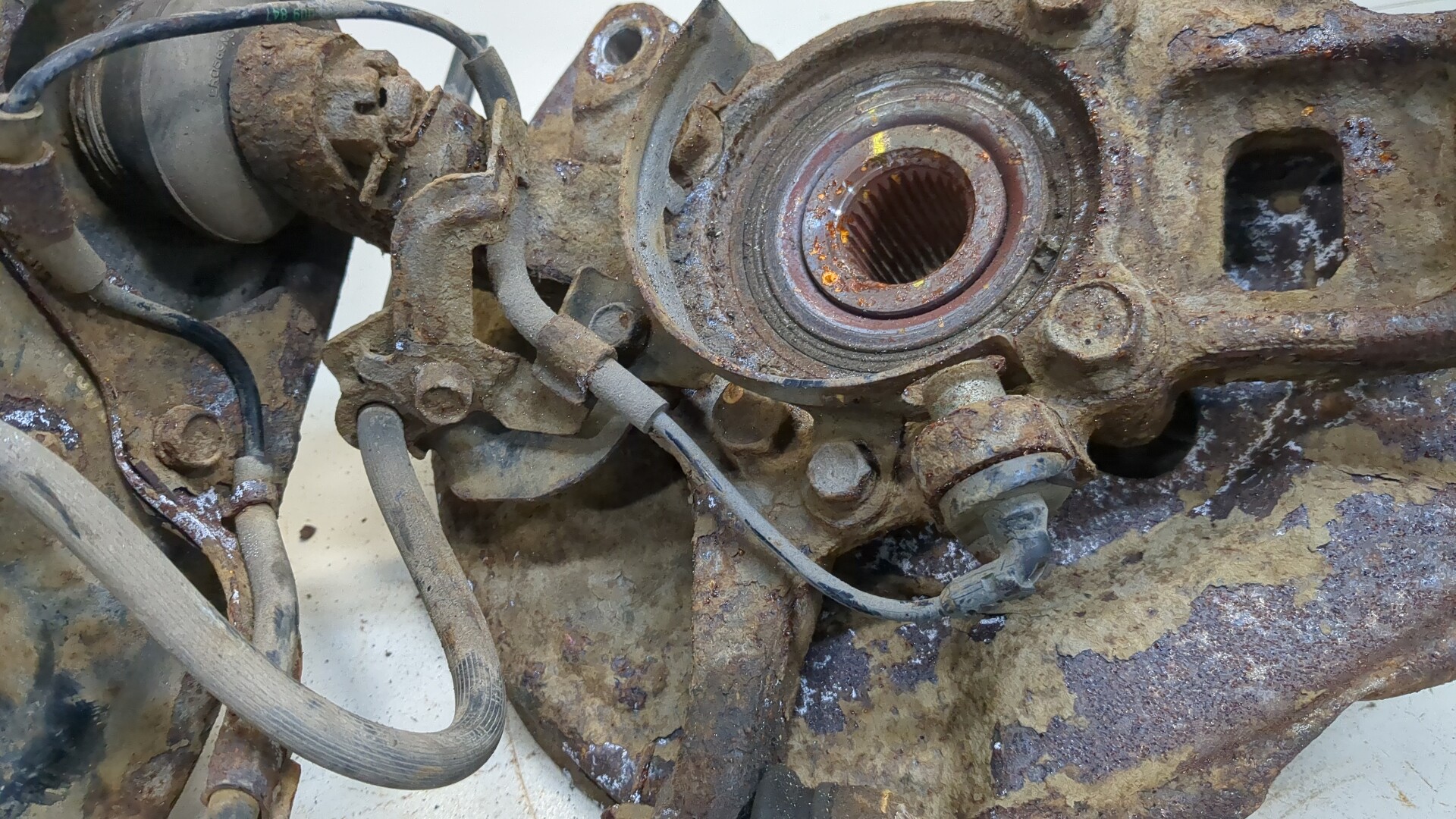 Кулак поворотный передний правый