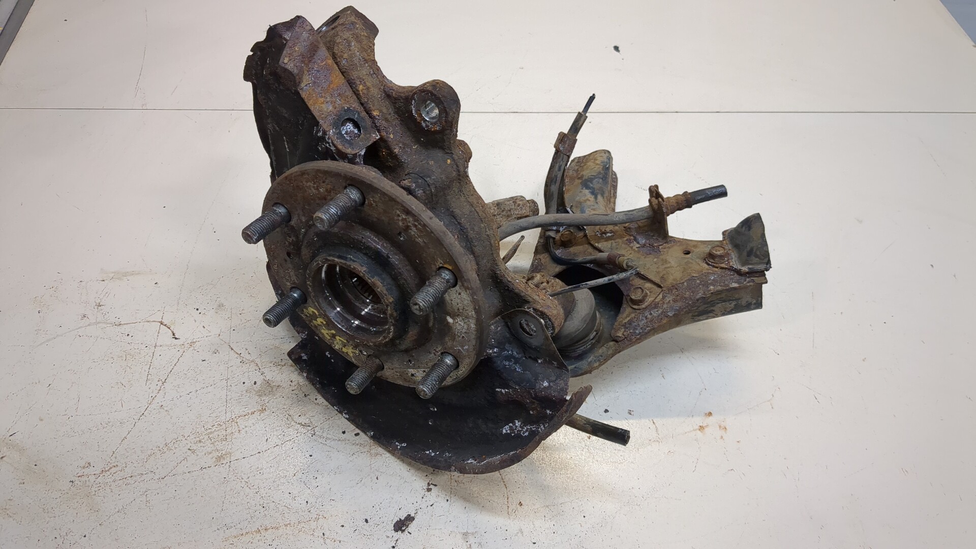 Кулак поворотный передний правый