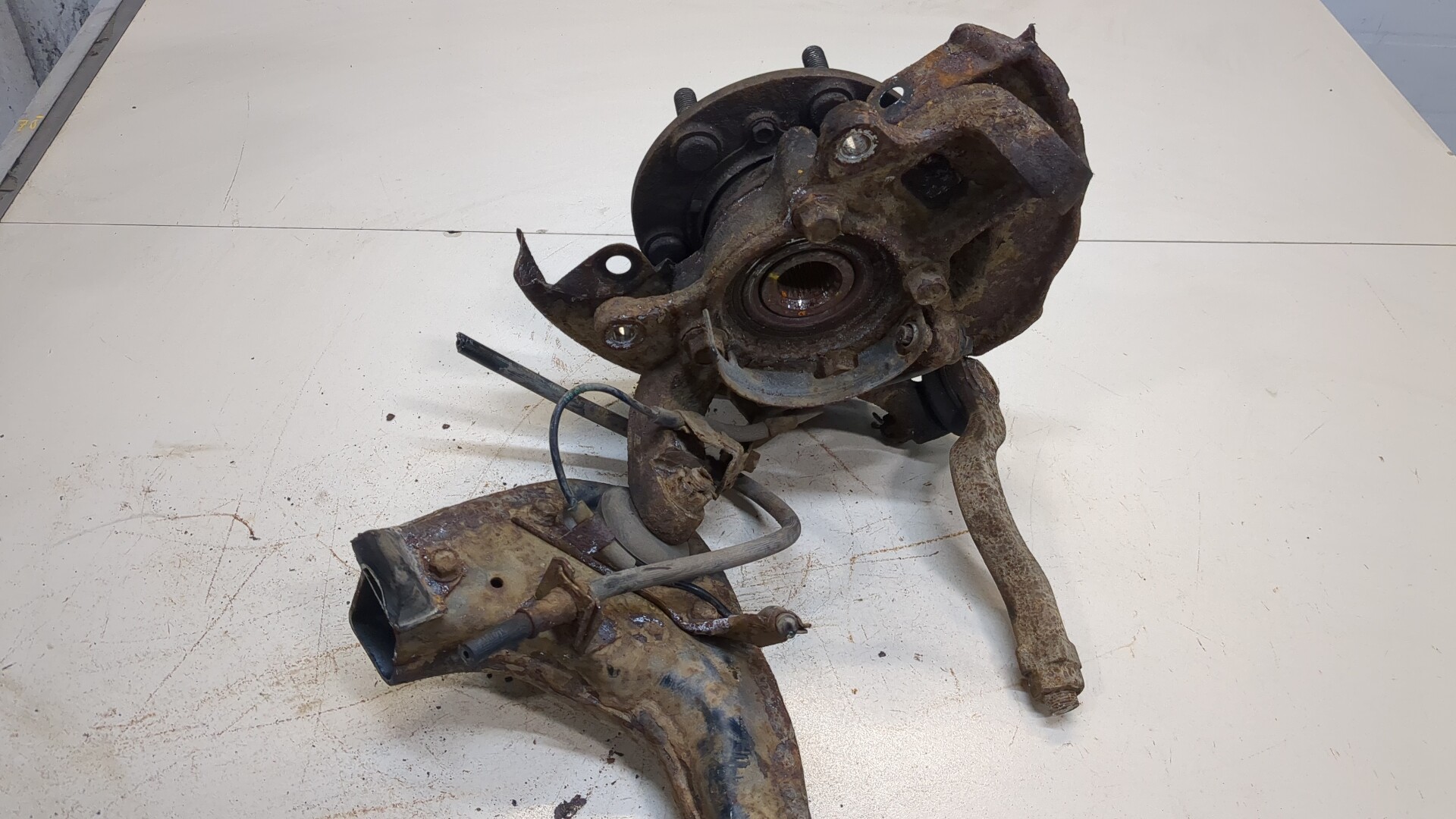 Кулак поворотный передний правый