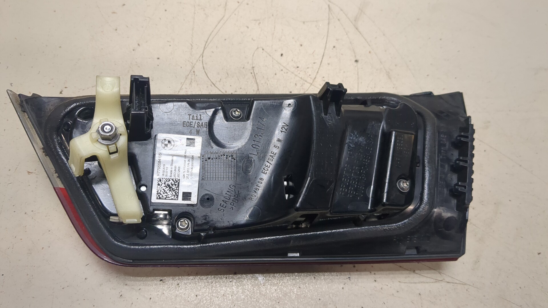 Фонарь задний внутренний левый