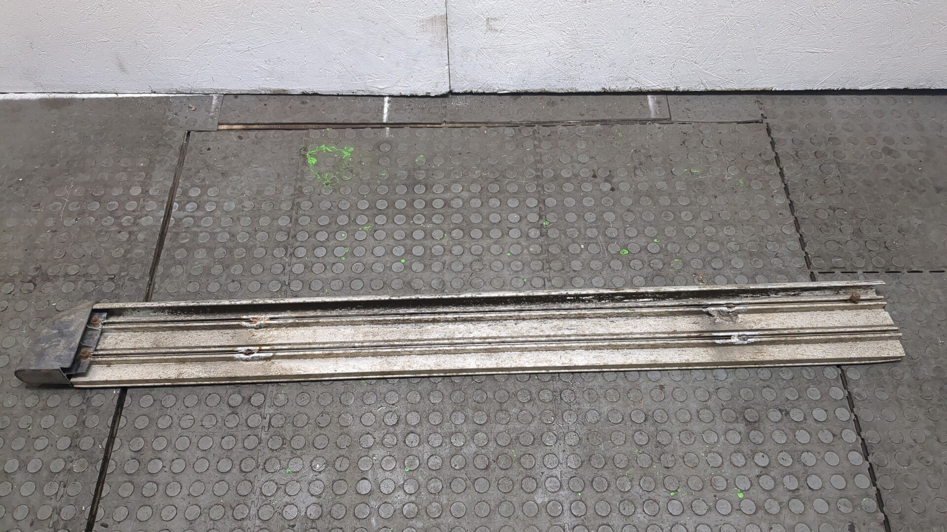 Подножка левая