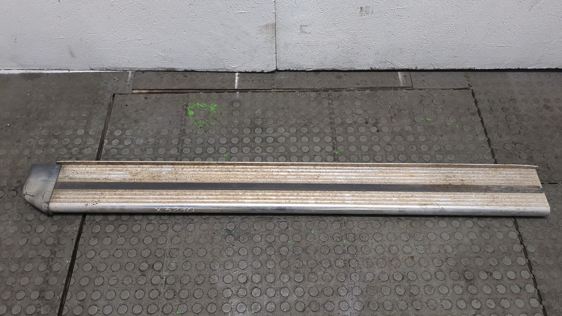 Подножка левая