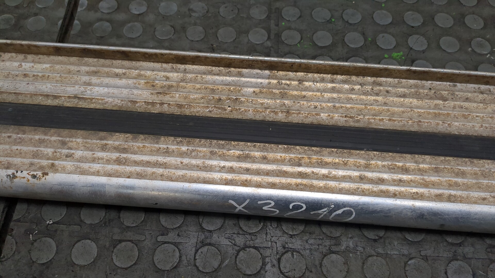 Подножка левая